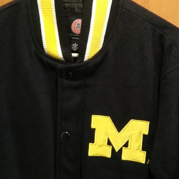 Denard Robinson autographed coat - Picture 6 of 7